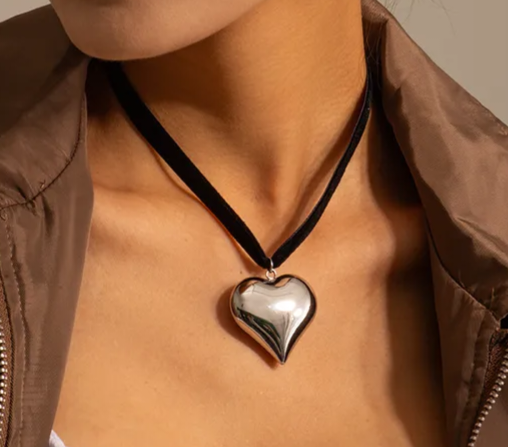 CHOKER W/BIG HEART-9