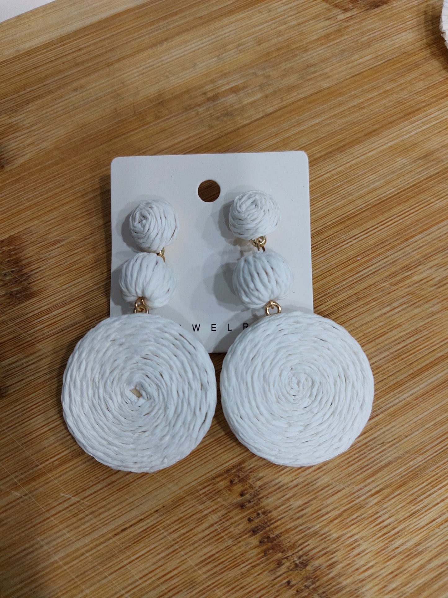 HANDMADE EARRING IN WHITE